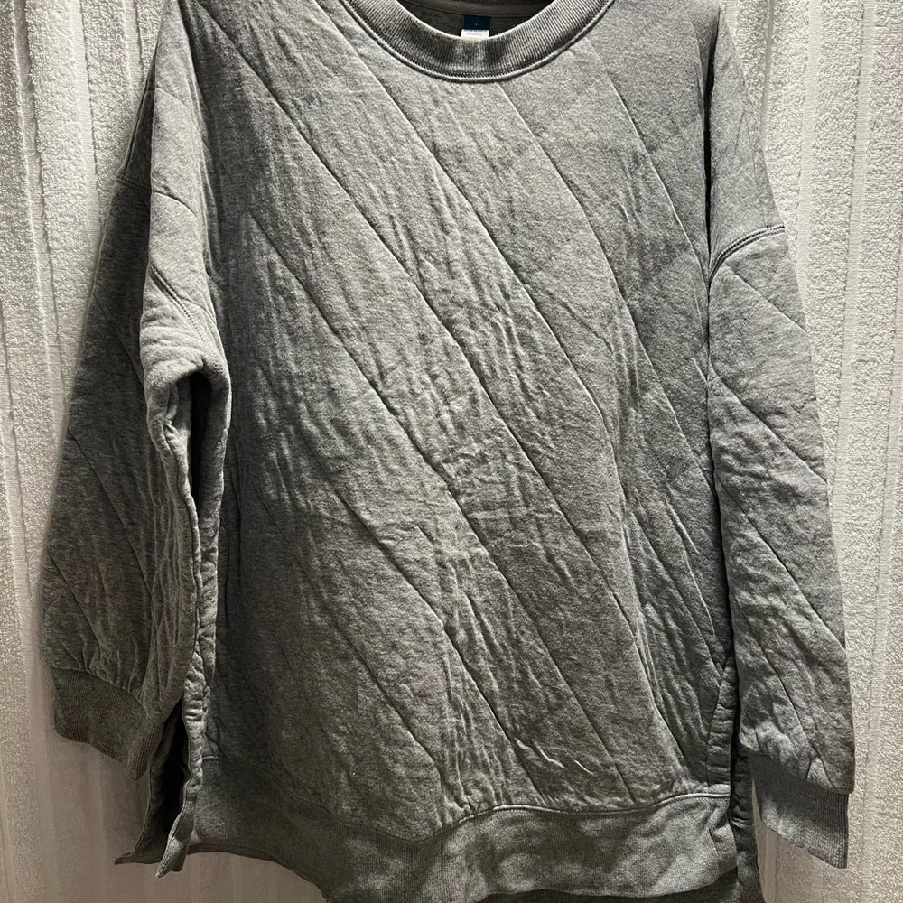 Old navy gray quilted sweatshirt. Size large. High side slit